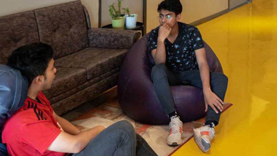 Why is communal living better than traditional living for students in this generation?